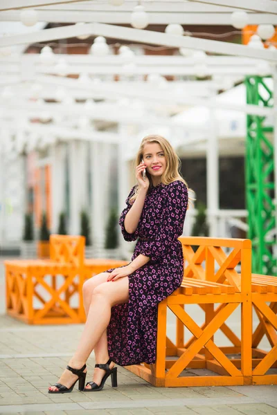 Belle Jeune Femme Dans Une Robe Sur Une Promenade Été — Photo