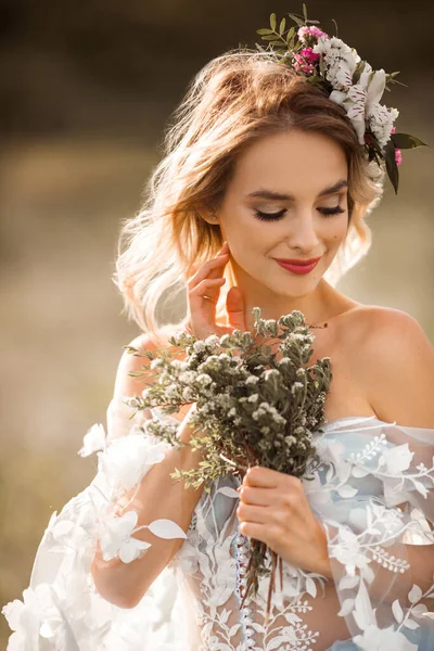 Schöne Junge Frau Mit Make Und Frisur Hochzeit Peignoir — Stockfoto