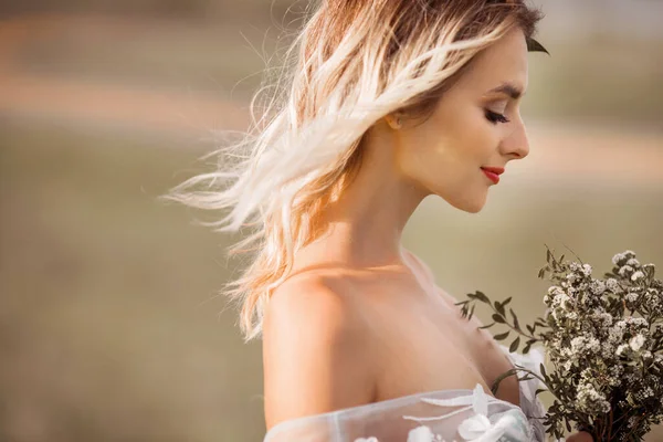 結婚式で化粧や髪型をした美しい若い女性 Peignoir — ストック写真