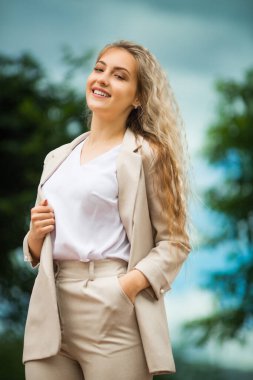 Kostümlü güzel bir kadın.