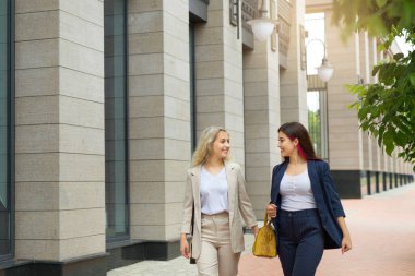 Takım elbiseli iki güzel genç kadın.
