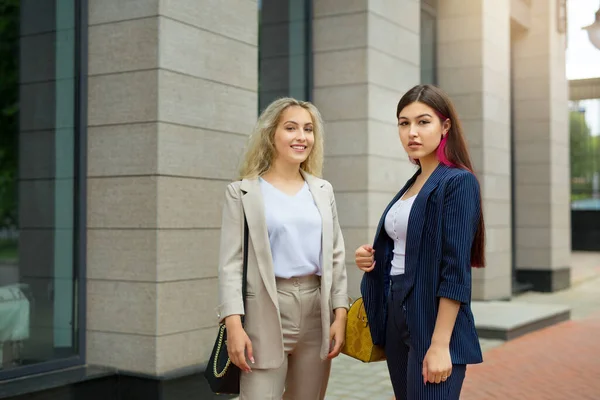 Duas Belas Mulheres Jovens Ternos — Fotografia de Stock