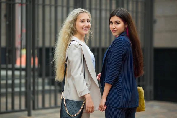 Duas Belas Mulheres Jovens Ternos — Fotografia de Stock