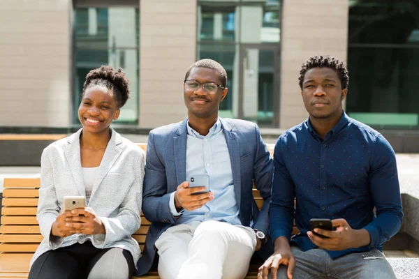 Belos Jovens Africanos Com Telefones — Fotografia de Stock
