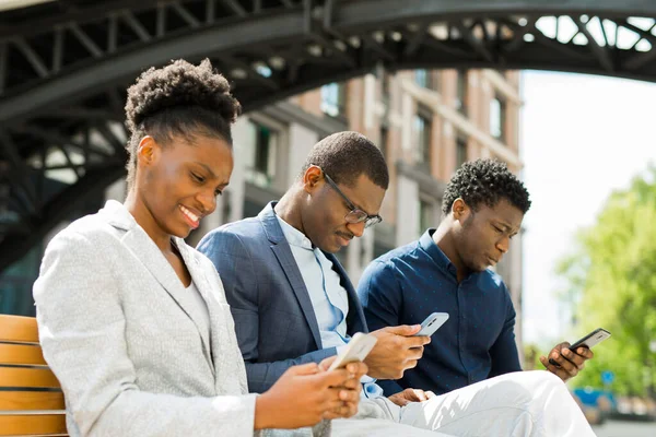 Hermosos Jóvenes Africanos Con Teléfonos —  Fotos de Stock