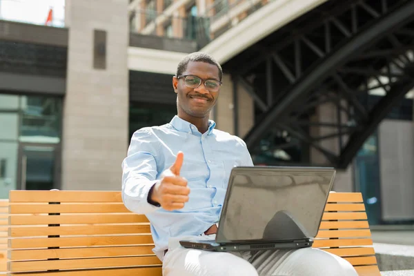 Stilig Ung Afrikansk Man Bänk Med Laptop — Stockfoto