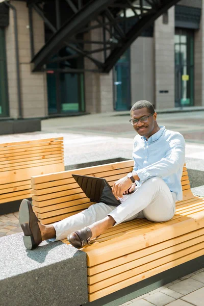 Stilig Ung Afrikansk Man Bänk Med Laptop — Stockfoto