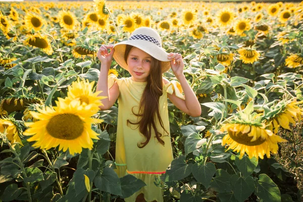 Красива Молода Дівчина Підліток Капелюсі Полі Соняшників Влітку — стокове фото