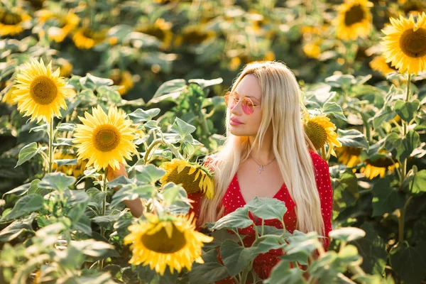 Vacker Ung Hona Röd Klänning Solglasögon Ett Fält Med Solrosor — Stockfoto