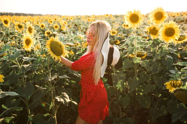 Красива Молода Жінка Червоній Сукні Сонцезахисних Окулярах Полі Соняшниками — стокове фото