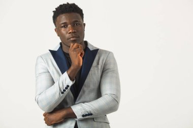 Beyaz arka planda ceketli yakışıklı Afrikalı bir erkek.