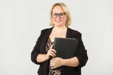 Beyaz arka planda gözlük takan güzel bir genç kadın.