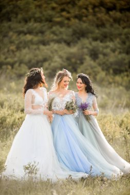 Hassas yaz elbiseleri içinde makyaj ve saç stili olan üç güzel genç bayan.