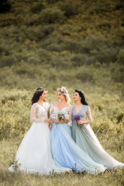 Hassas yaz elbiseleri içinde makyaj ve saç stili olan üç güzel genç bayan.