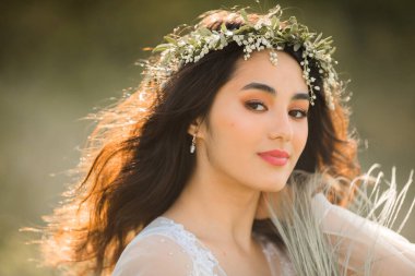 Makyajlı ve saç stili olan güzel bir bayan.