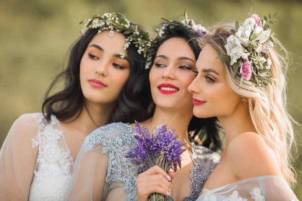 Drei Schöne Junge Frauen Mit Make Und Frisur Zarten Sommerkleidern — Stockfoto