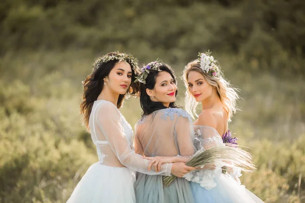三只漂亮的年轻女性 穿着精致的夏装 有着漂亮的妆容和发型 — 图库照片