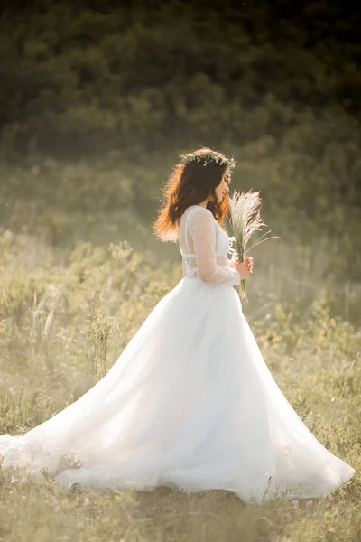 Hermosa Joven Hembra Con Maquillaje Peinado Vestido Delicado —  Fotos de Stock