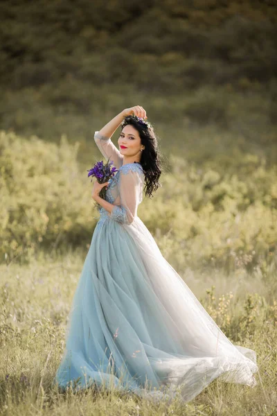 Hermosa Joven Hembra Con Maquillaje Peinado Vestido Suave Verano —  Fotos de Stock