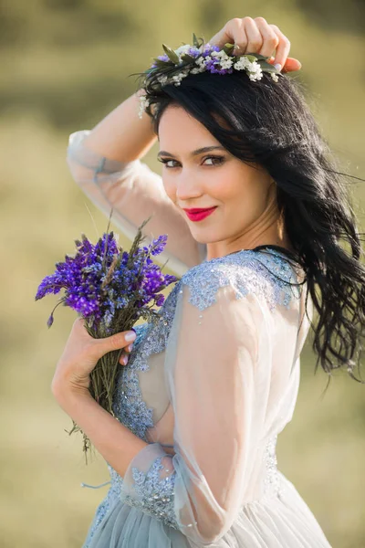 Bela Jovem Fêmea Com Maquiagem Penteado Com Buquê Flores — Fotografia de Stock