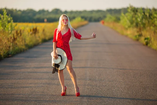 Bella Giovane Donna Abito Rosso Occhiali Rosa Erge Sulla Strada — Foto Stock