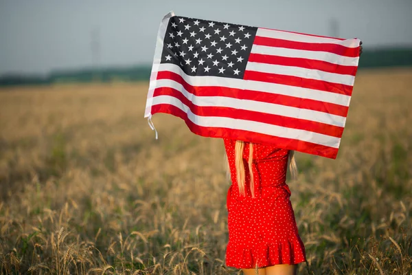 Gyönyörű Fiatal Piros Ruhában Egy Mezőn Nyáron Rózsaszín Napszemüvegben Amerikai — Stock Fotó