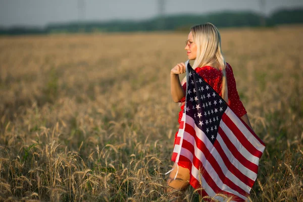 Gyönyörű Fiatal Piros Ruhában Egy Mezőn Nyáron Rózsaszín Napszemüvegben Amerikai — Stock Fotó