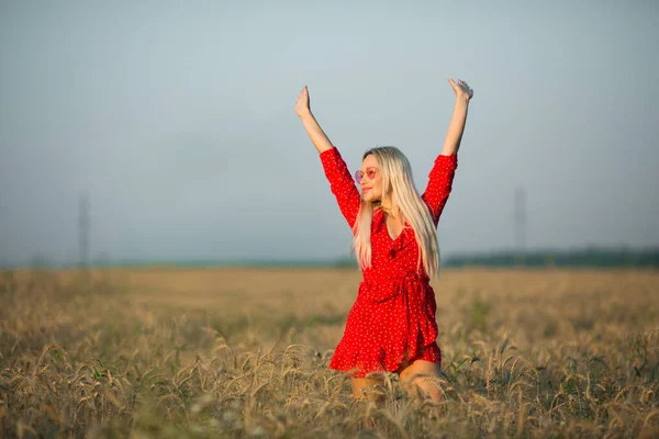 夏に赤いドレスを着た美しい若い女性が手を挙げて — ストック写真