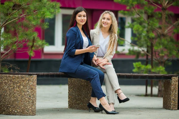 Dos Hermosas Mujeres Jóvenes Trajes Con Teléfono —  Fotos de Stock