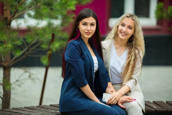 Duas Belas Mulheres Jovens Ternos — Fotografia de Stock