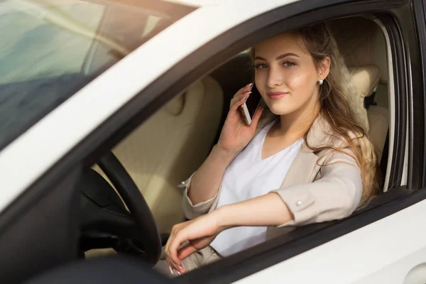 Hermosa Mujer Joven Conduciendo Coche Con Teléfono Mano — Foto de Stock