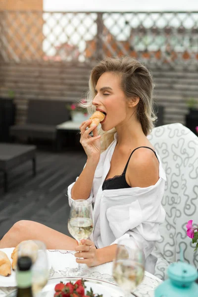 Schöne Junge Frau Weißen Hemd Beim Croissant Essen Einem Tisch — Stockfoto
