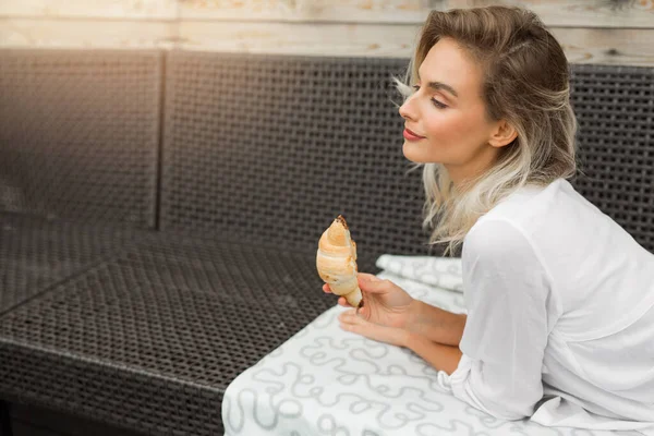 Schöne Junge Frau Weißen Hemd Mit Croissant — Stockfoto