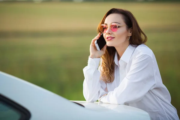 Красивая Молодая Женщина Розовых Очках Мобильным Телефоном Возле Машины — стоковое фото