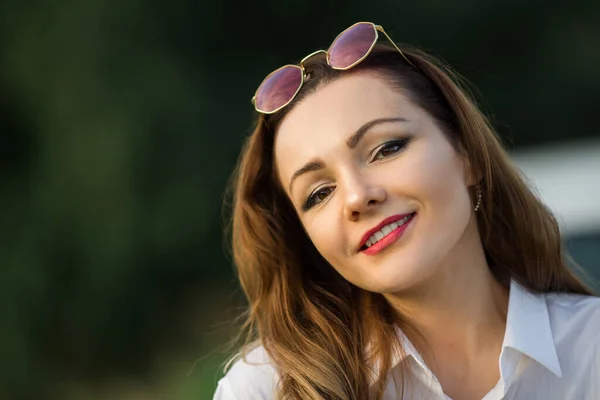 Hermosa Joven Gafas Color Rosa — Foto de Stock