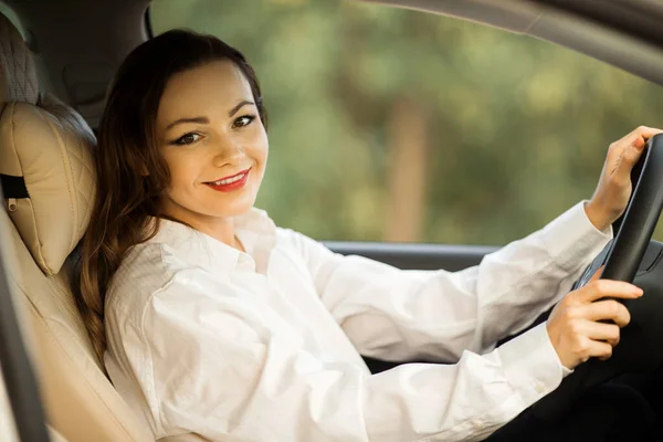 Hermosa Mujer Joven Conduciendo Coche — Foto de Stock