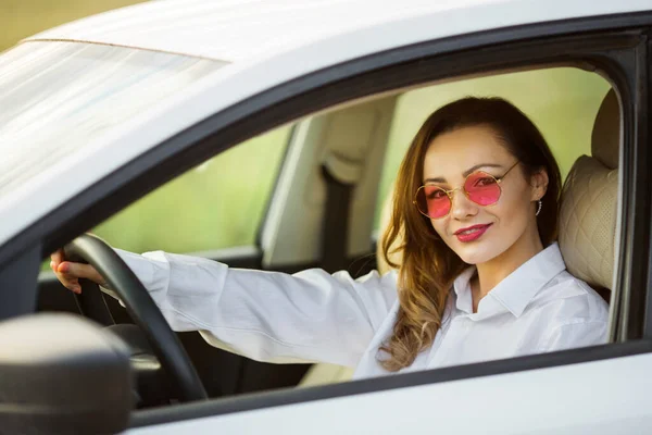 車を運転する美しい若い女性 — ストック写真