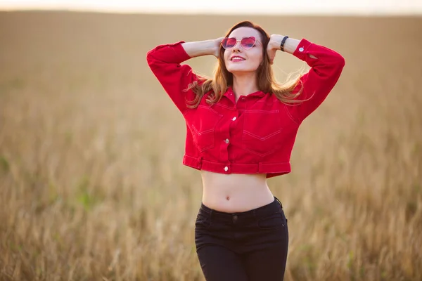 Mooie Jonge Vrouw Roze Zonnebril — Stockfoto