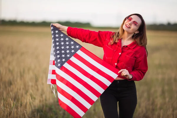 Bela Jovem Mulher Óculos Sol Rosa Com Bandeira Americana — Fotografia de Stock