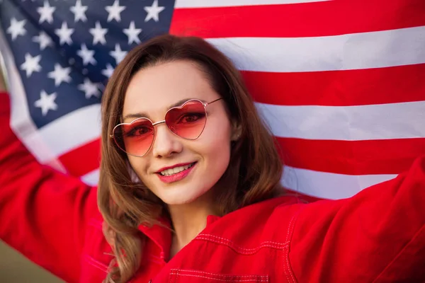 Hermosa Joven Gafas Sol Color Rosa Con Bandera Americana —  Fotos de Stock