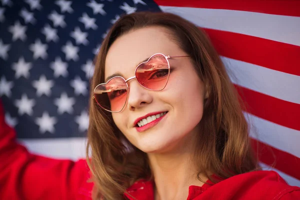 Piękna Młoda Kobieta Różowych Okularach Przeciwsłonecznych Amerykańską Flagą — Zdjęcie stockowe