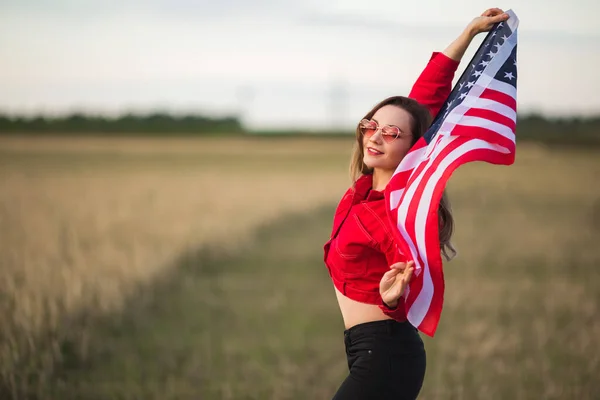 Bela Jovem Mulher Óculos Sol Rosa Com Bandeira Americana — Fotografia de Stock