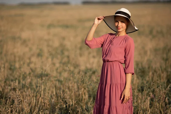 Bela Jovem Mulher Chapéu Campo Verão — Fotografia de Stock