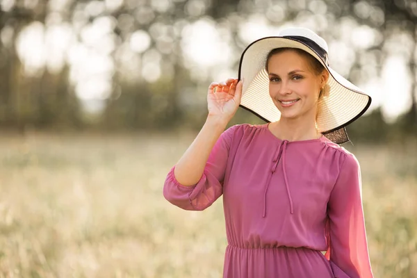 Bela Jovem Mulher Chapéu Campo Verão — Fotografia de Stock