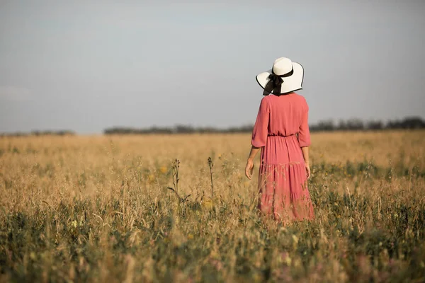 Jovem Mulher Vestido Chapéu Campo Verão — Fotografia de Stock