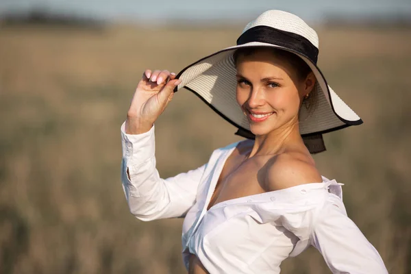 Όμορφη Νεαρή Γυναίκα Στο Καπέλο Στο Πεδίο Του Καλοκαιριού — Φωτογραφία Αρχείου