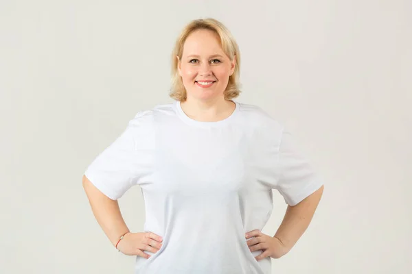 Mooie Jonge Mollige Vrouw Een Wit Shirt Een Witte Achtergrond — Stockfoto