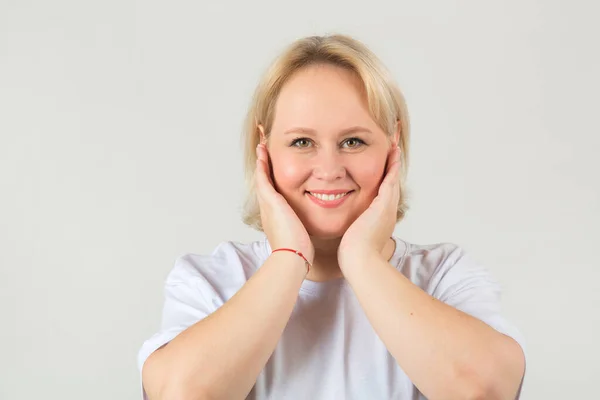 Vacker Ung Fyllig Kvinna Vit Shirt Vit Bakgrund — Stockfoto