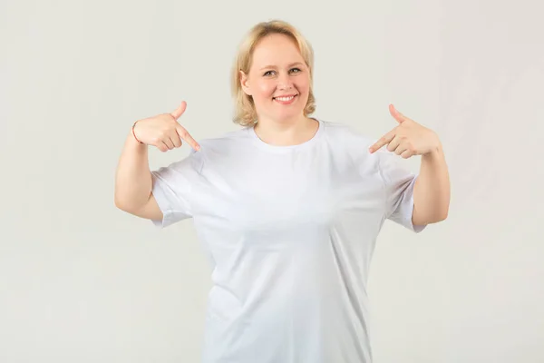 Vacker Ung Fyllig Kvinna Vit Shirt Vit Bakgrund Med Handen — Stockfoto