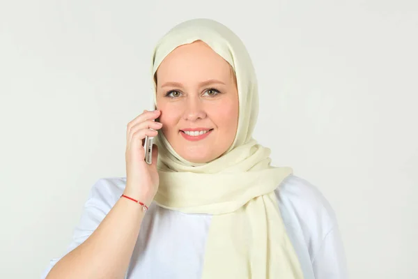 Beautiful Young Plump Woman White Muslim Headscarf Phone Her Hand — Stock Photo, Image